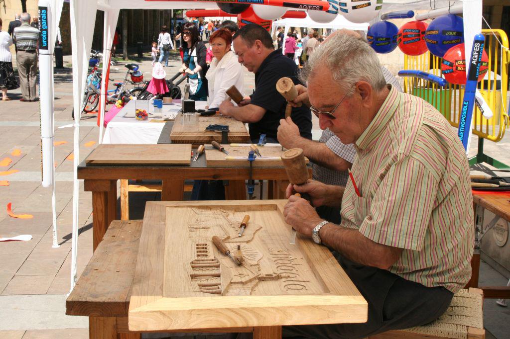 Txirbil elkartekoak, taila erakustaldia egiten.