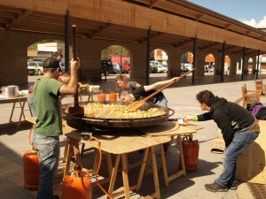 Paella egosten, plazan, Gazte Eguneko bazkarirako./Aimar Maiz