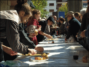 Ardiki Egunean mondeju pintxoak banatzen./Aimar Maiz