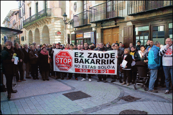 Gaur goizeko elkarretaratzea Kutxako bulego aurrean.