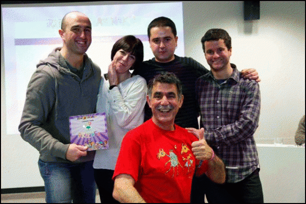 Azeari Andonegi alkatea eta Urtzi Iruin zinegotzia, Irrien Lagunak klubekoekin./Hitza