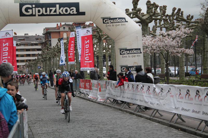 Txirrindulariak tarteko helmugatik pasatzen.