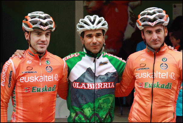 Guillermo Prieto olaberritarra, Jon eta Gorka Izagirre anaien erdian, 2012ko azaroan Olaberrian./Hitza