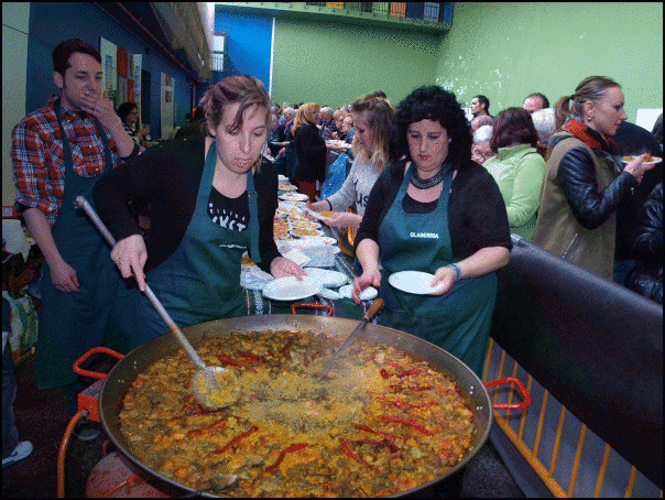 Valentziar jatorrikoak paella egiten, igandean Olaberrian./Aimar Maiz