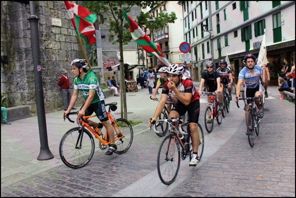 Dina Martxiko partaideak Ondarroara iristen, larunbatean./Hitza