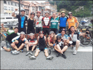 Gabiriako txirrinduzale taldea, 65 kilometroko ibilbidea osatu ondoren, helmugan./Hitza