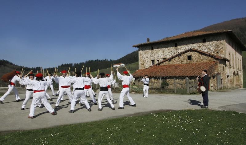 Lurra dantza taldea Urretxuko baserri batean dantzan, 2011n. 