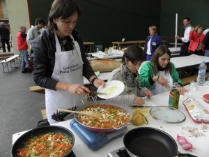 Legorretako 33. Paella Lehiaketan errezeta prestatzen./Aimar Maiz