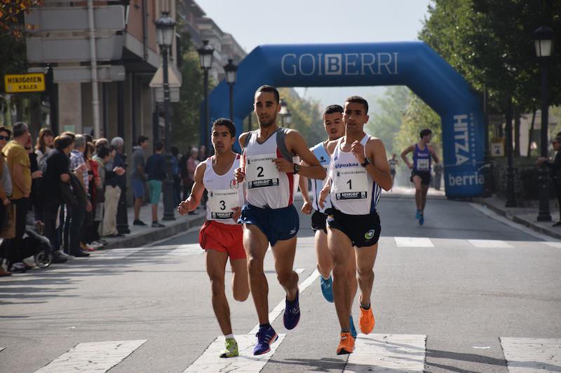 Dabab irabazlea (2 dortsala), Oubaddi bigarrena (1) eta Louajari (3), lehen kilometroan, Lazkaon./Aimar Maiz 