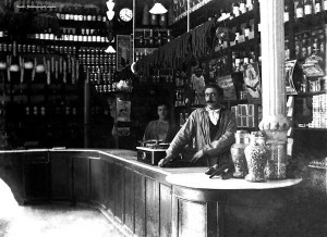 Zabalozuazola (eskuinean), lanean aritu zen Bilboko dendan. (Zabalozuazola sendiaren funtsa)