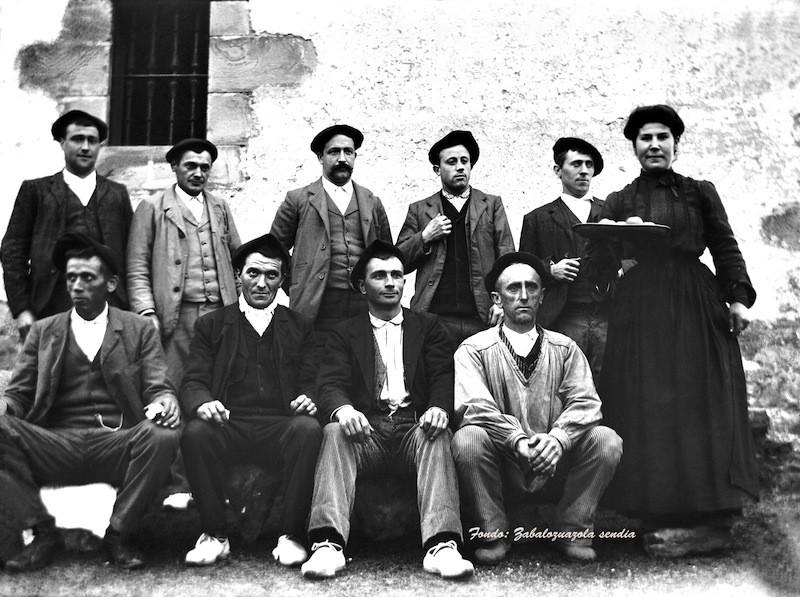 San Blas ermitan egindako ospakizun batean ateratako argazkia. (Zabalozuazola sendiaren funtsa)