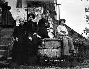 Zeraingo emakume talde bat, atzean apaiza dutela, herriguneko putzuaren inguruan. (Zabalozuazola sendiaren funtsa)