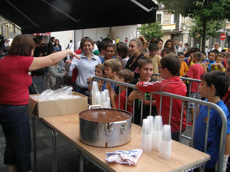 Txokolatea banatzen, Arana-Bideluze kalean./Loinaz Agirre