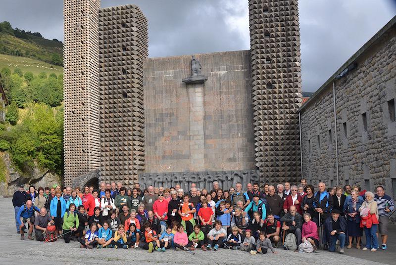 Segura, Mutiloa eta Zeraingo herritarrak Arantzazun. / Pello Goikoetxea