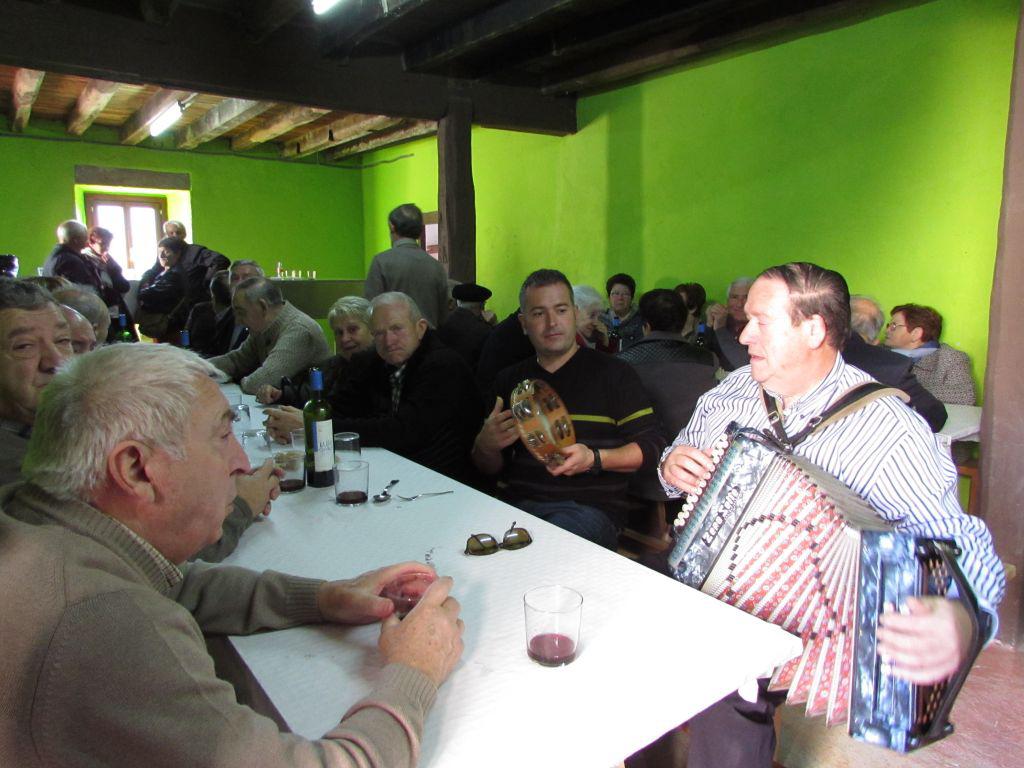 Laja eta Larrañaga trikitilariek alaitu dute giroa.