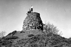 Pasiotarren ikastetxekoek eraikitako dorrea, 1955eko martxoan. / Indalecio Ojanguren