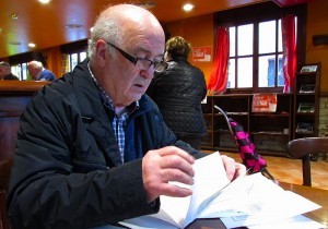 Laureano Telleriak altxor ugari du paper artean gordeta.