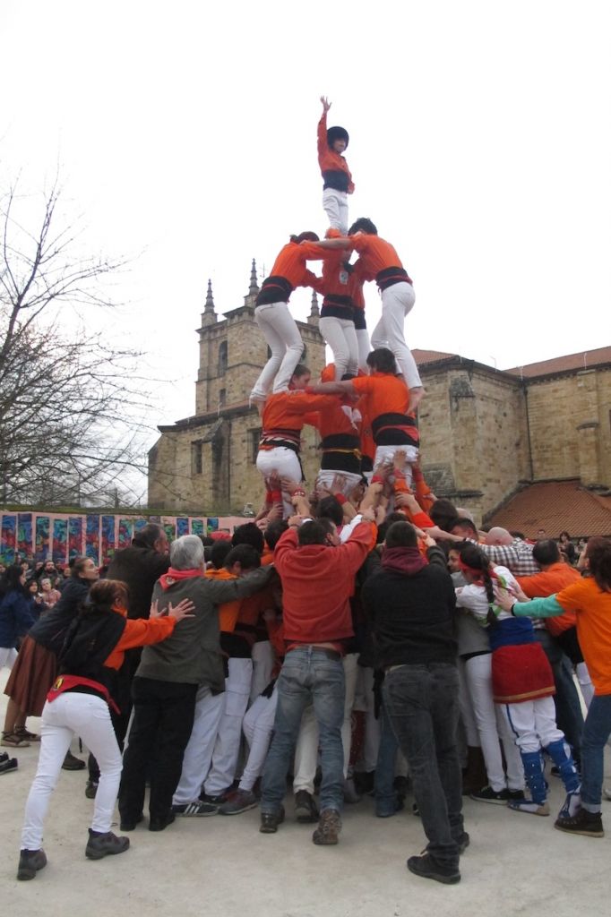 Gaztelua eraiki duten unea. / Arg.: Maialen Igartua