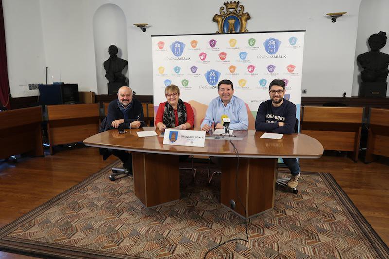 Udal Gobernu taldeko ordezkariak atzoko agerraldian.