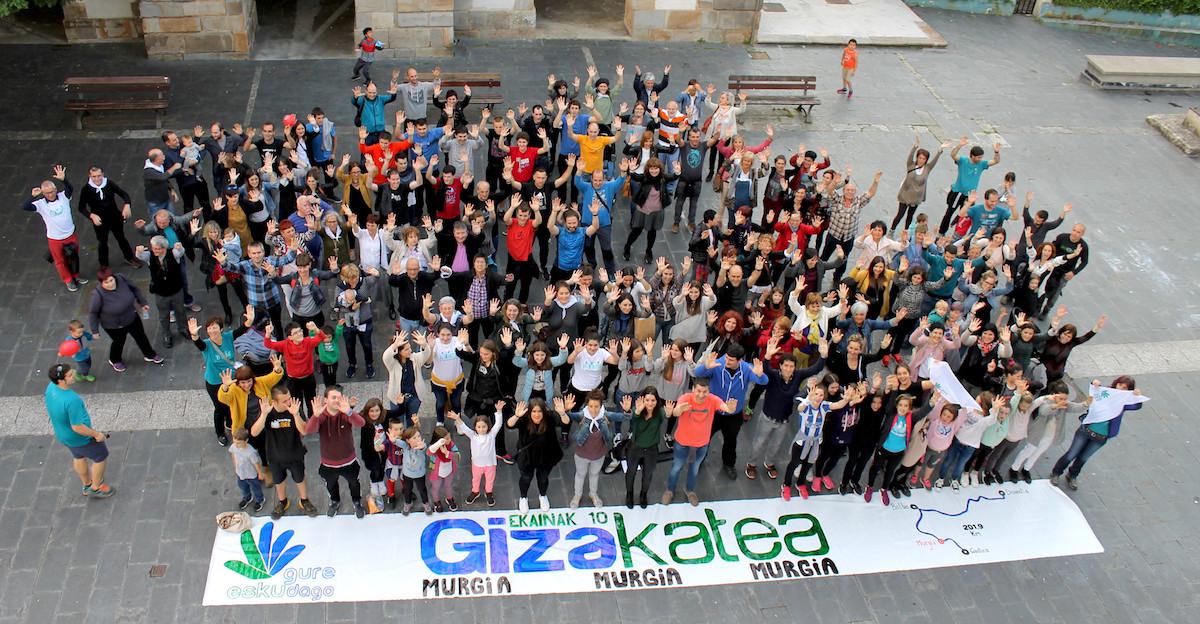 Ekainaren 10eko giza katea girotzeko ekitaldi jendetsua egin dute Zaldibian. // Argazkia: Zaldibiako Herri Ataria