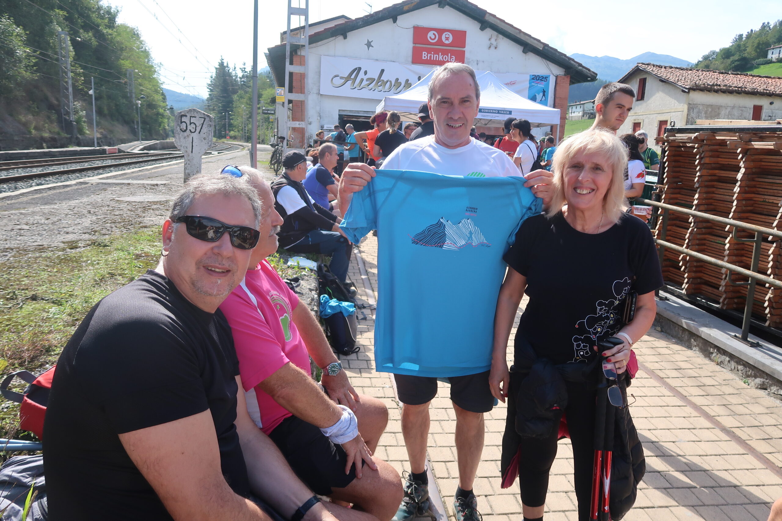 Iritsi dira Aizkorrin Barrena mendi martxako kamisetak